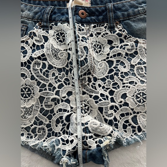 Forever 21 denim shorts with lace appliqué. Size 28 - Picture 13 of 14